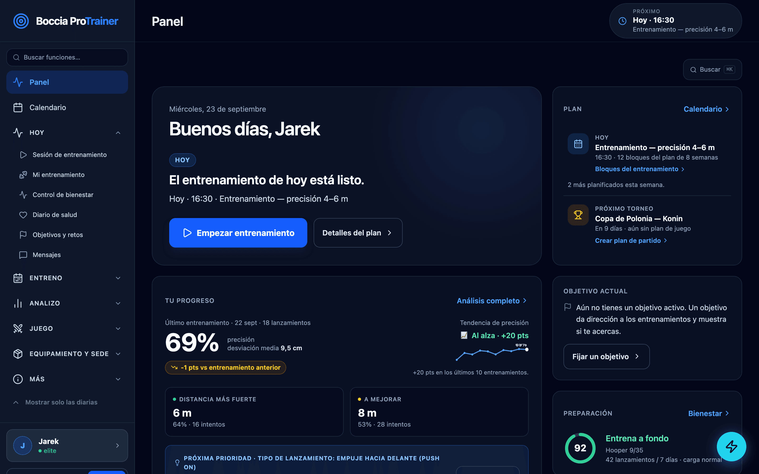 Panel de Boccia ProTrainer en el ordenador: saludo, próximo entrenamiento del plan, precisión del último entrenamiento 69 % con tendencia al alza, distancia más fuerte, disposición Hooper 9/35 y próximo torneo.