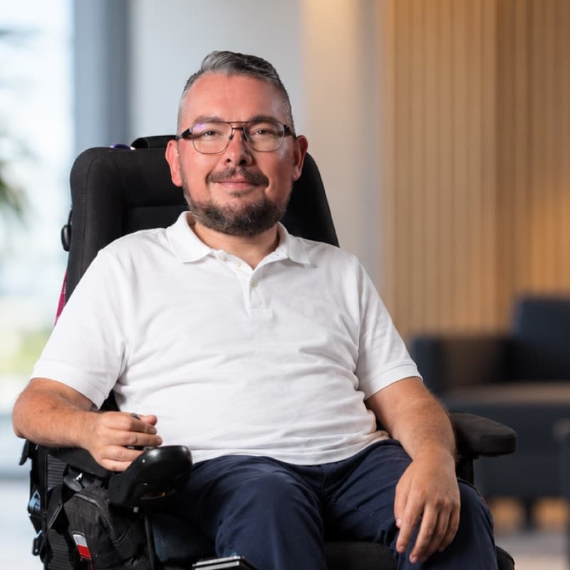 Jarosław Plewa, athlète BC3, dans son fauteuil roulant électrique